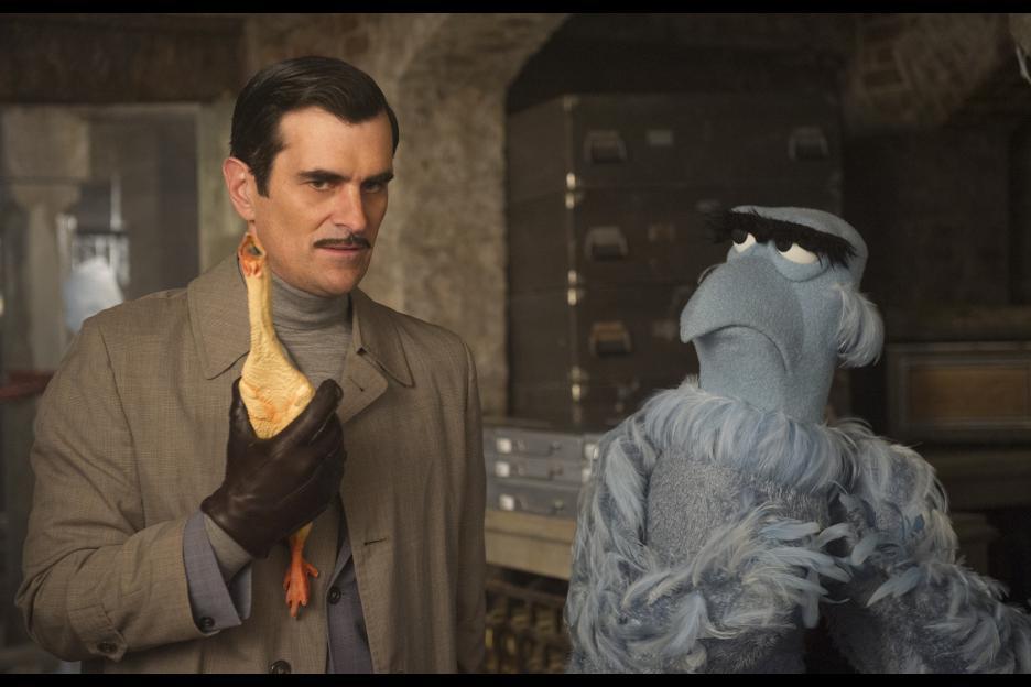 Ty Burrell and Eric Jacobson in Muppets 2: Procurados e Amados (2014)