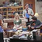 Kaley Cuoco, Johnny Galecki, Simon Helberg, Melissa Rauch, Kunal Nayyar, and Laura Spencer in The Big Bang Theory (2007)