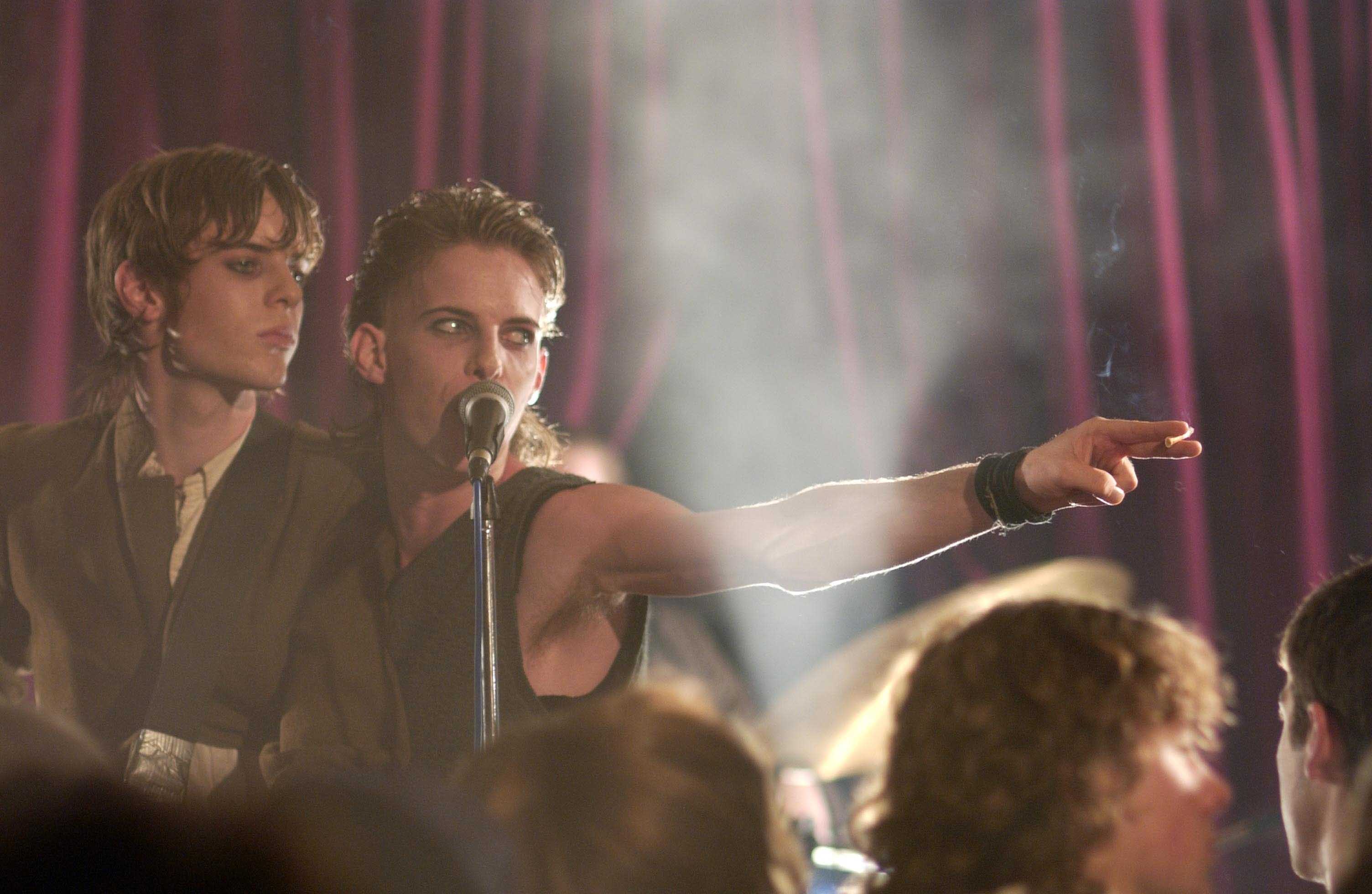 Luke Treadaway and Harry Treadaway in Brothers of the Head (2005)