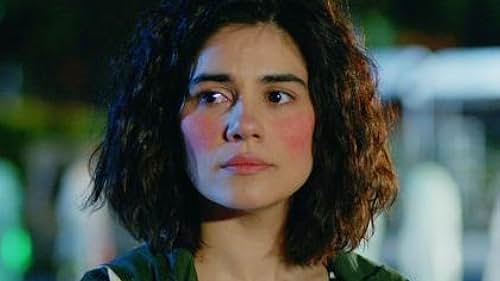 Zeynep Çamci in Seviyor Sevmiyor (2016)