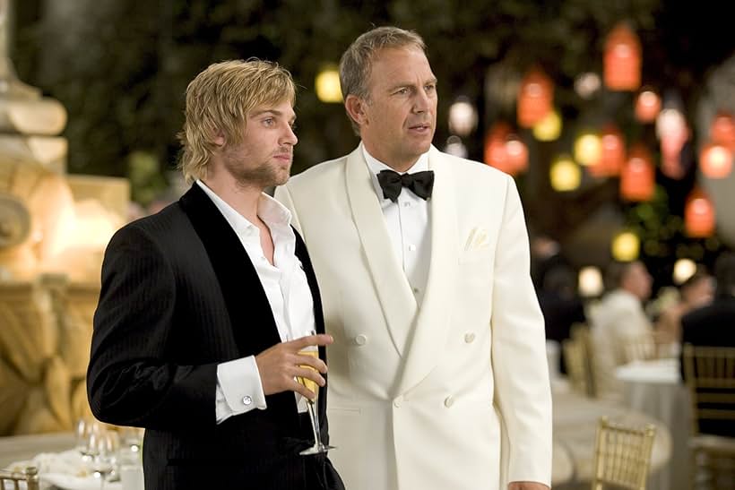 Kevin Costner and Mike Vogel in Vizi di famiglia (2005)