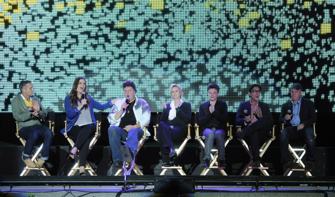 Mike O'Malley, Dante Di Loreto, Dot-Marie Jones, Kristin Dos Santos, Kevin McHale, and Chris Colfer in Glee (2009)