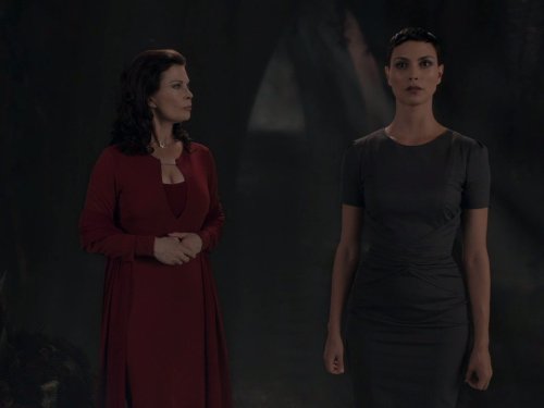 Jane Badler and Morena Baccarin in V (2009)