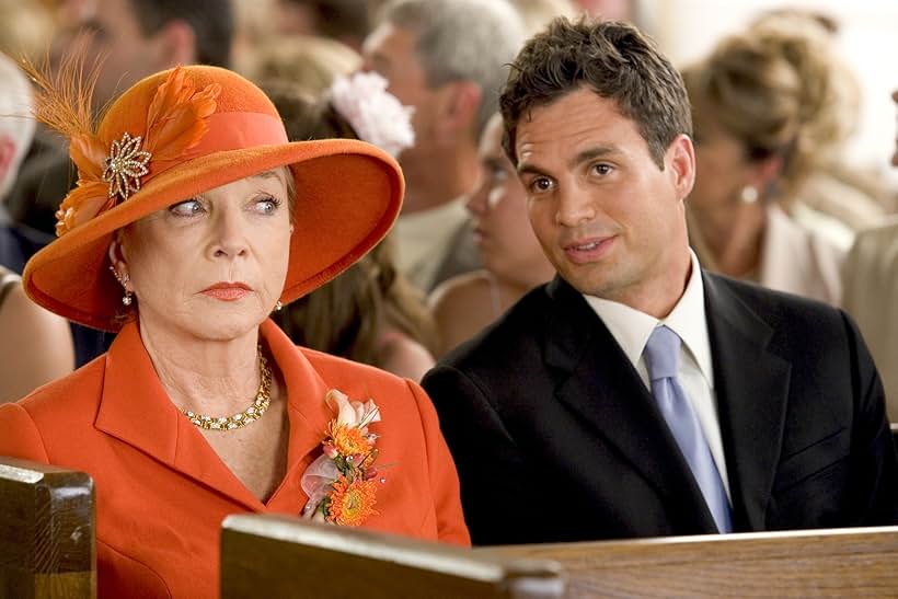 Shirley MacLaine and Mark Ruffalo in Vizi di famiglia (2005)