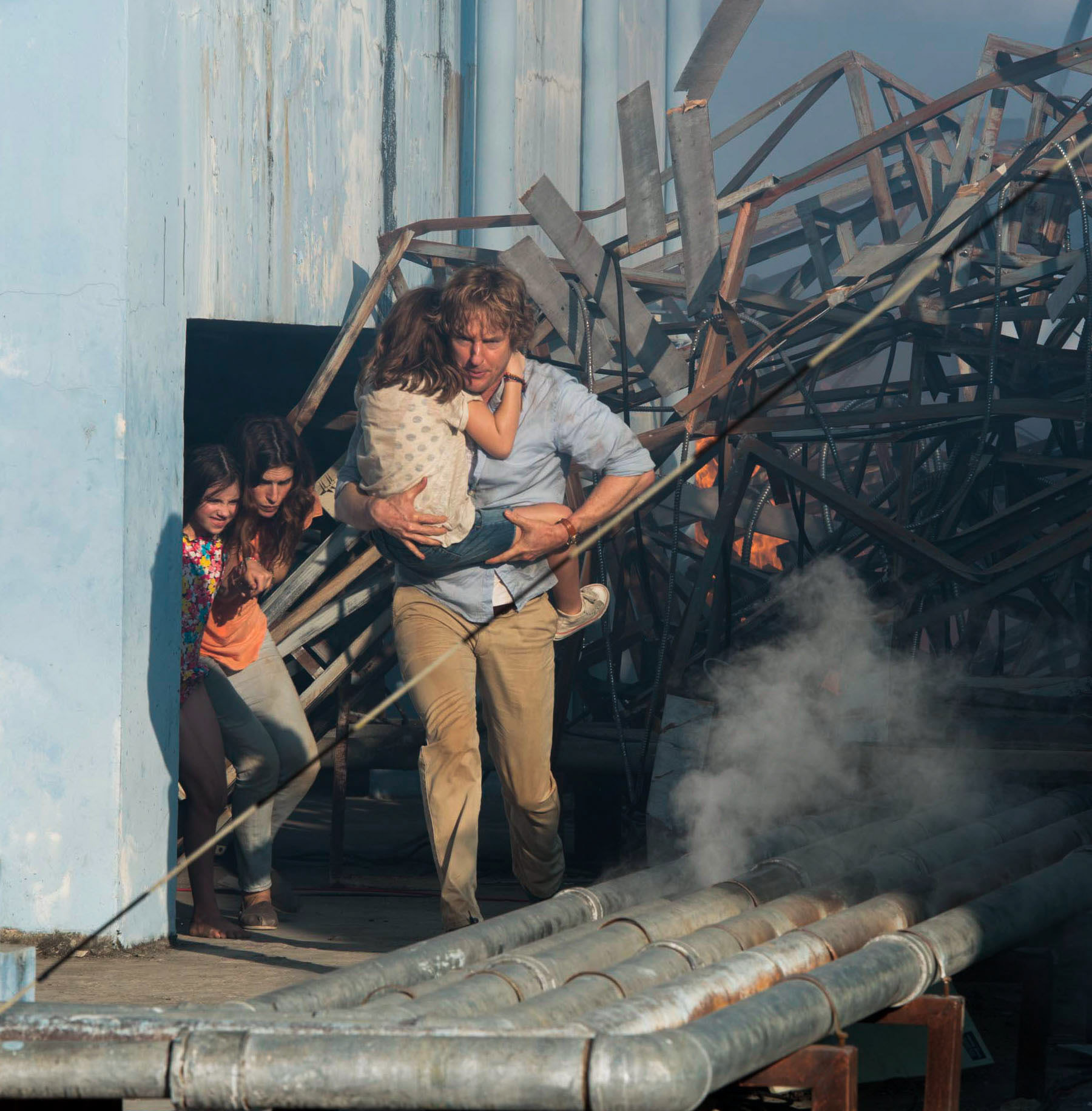 Owen Wilson, Lake Bell, Sterling Jerins, and Claire Geare in No Escape (2015)