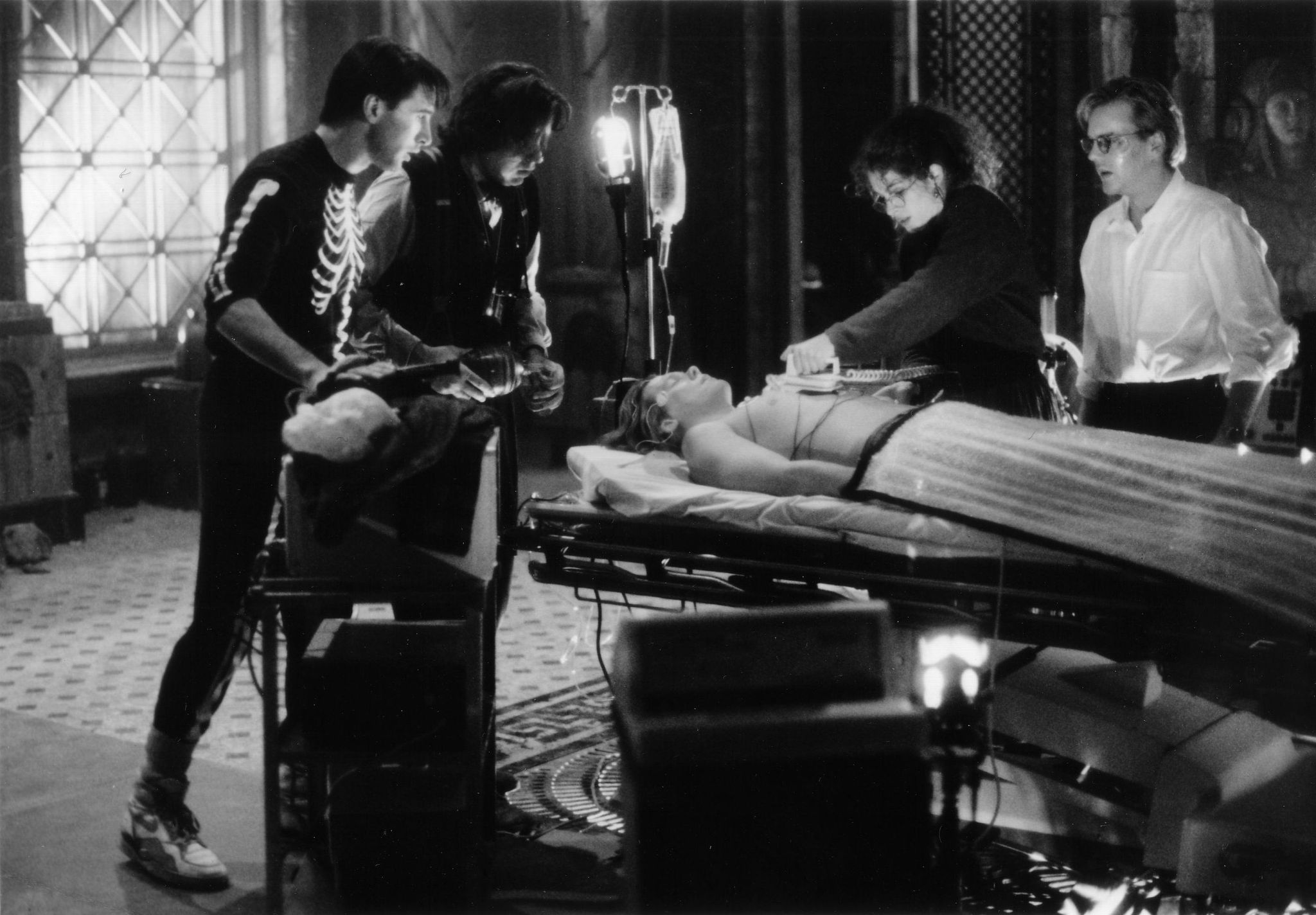 Kevin Bacon, Julia Roberts, William Baldwin, Kiefer Sutherland, and Oliver Platt in Flatliners (1990)