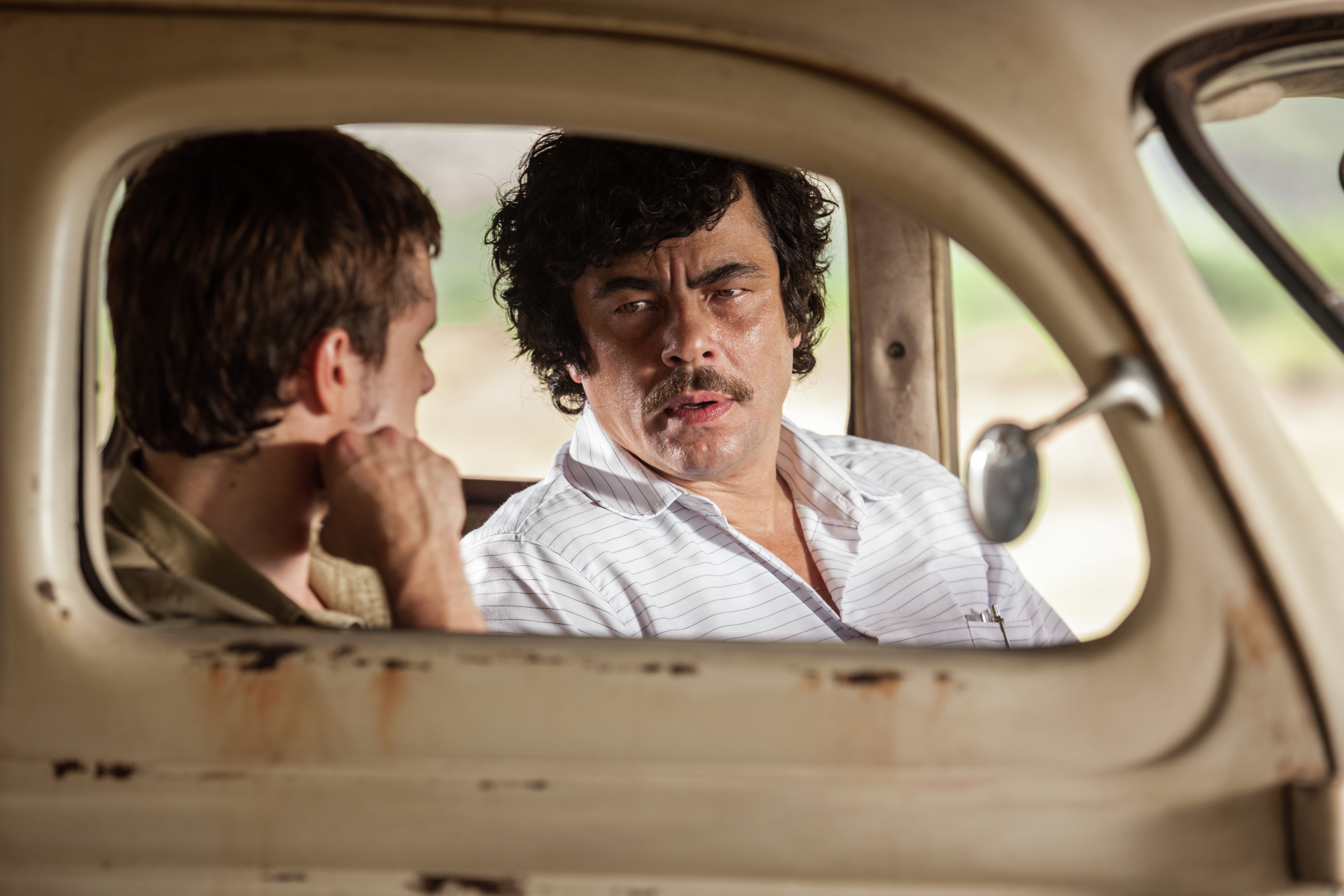 Benicio Del Toro and Josh Hutcherson in Escobar: Paradise Lost (2014)