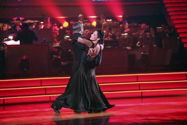 Ricki Lake and Derek Hough in Dancing with the Stars (2005)