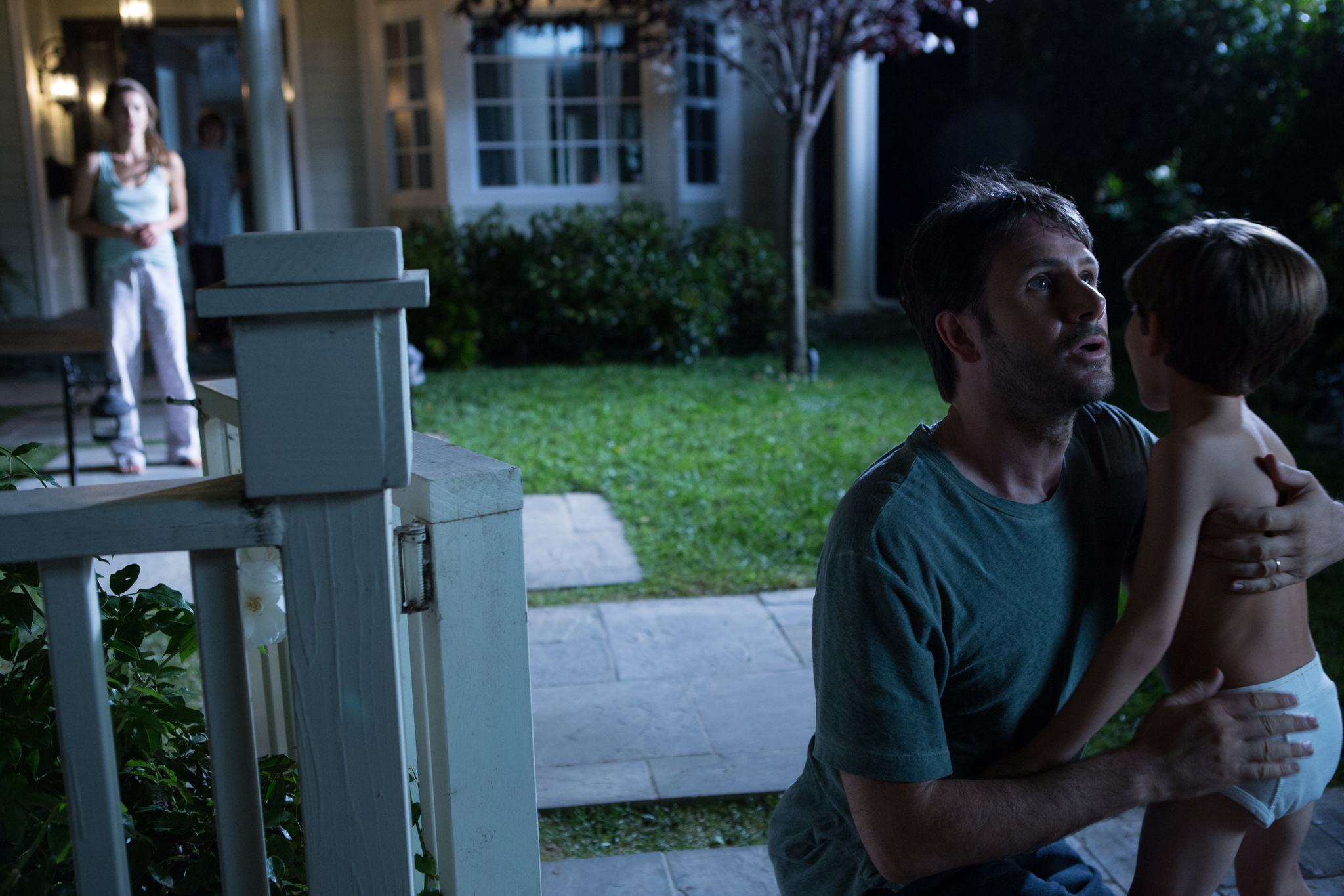 Keri Russell, Josh Hamilton, Dakota Goyo, and Kadan Rockett in Dark Skies (2013)