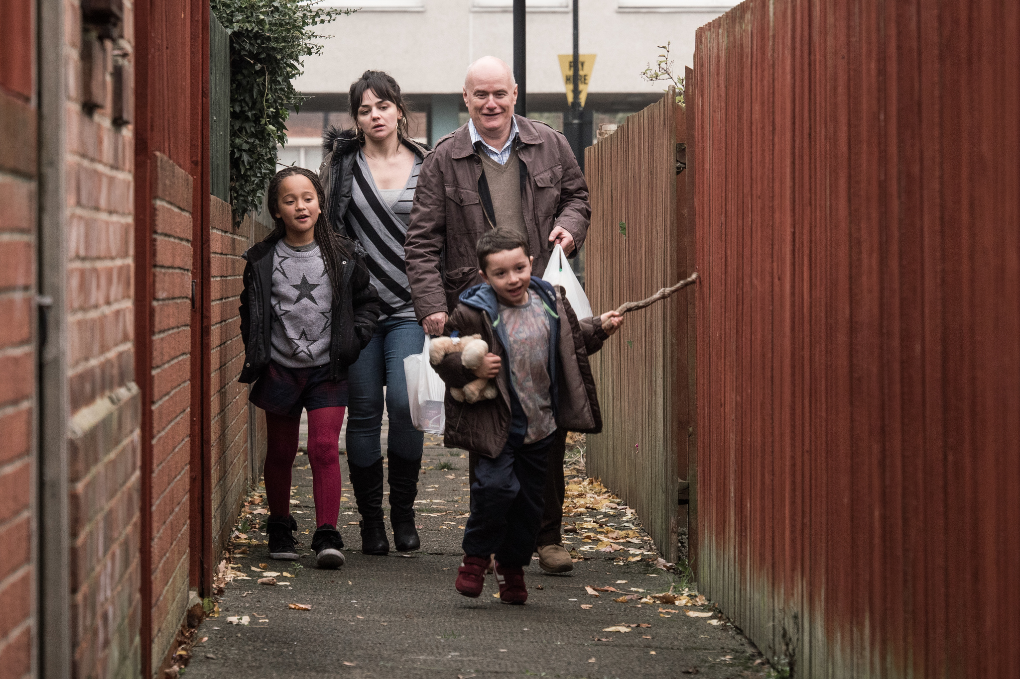 Dave Johns, Hayley Squires, Briana Shann, and Dylan McKiernan in I, Daniel Blake (2016)