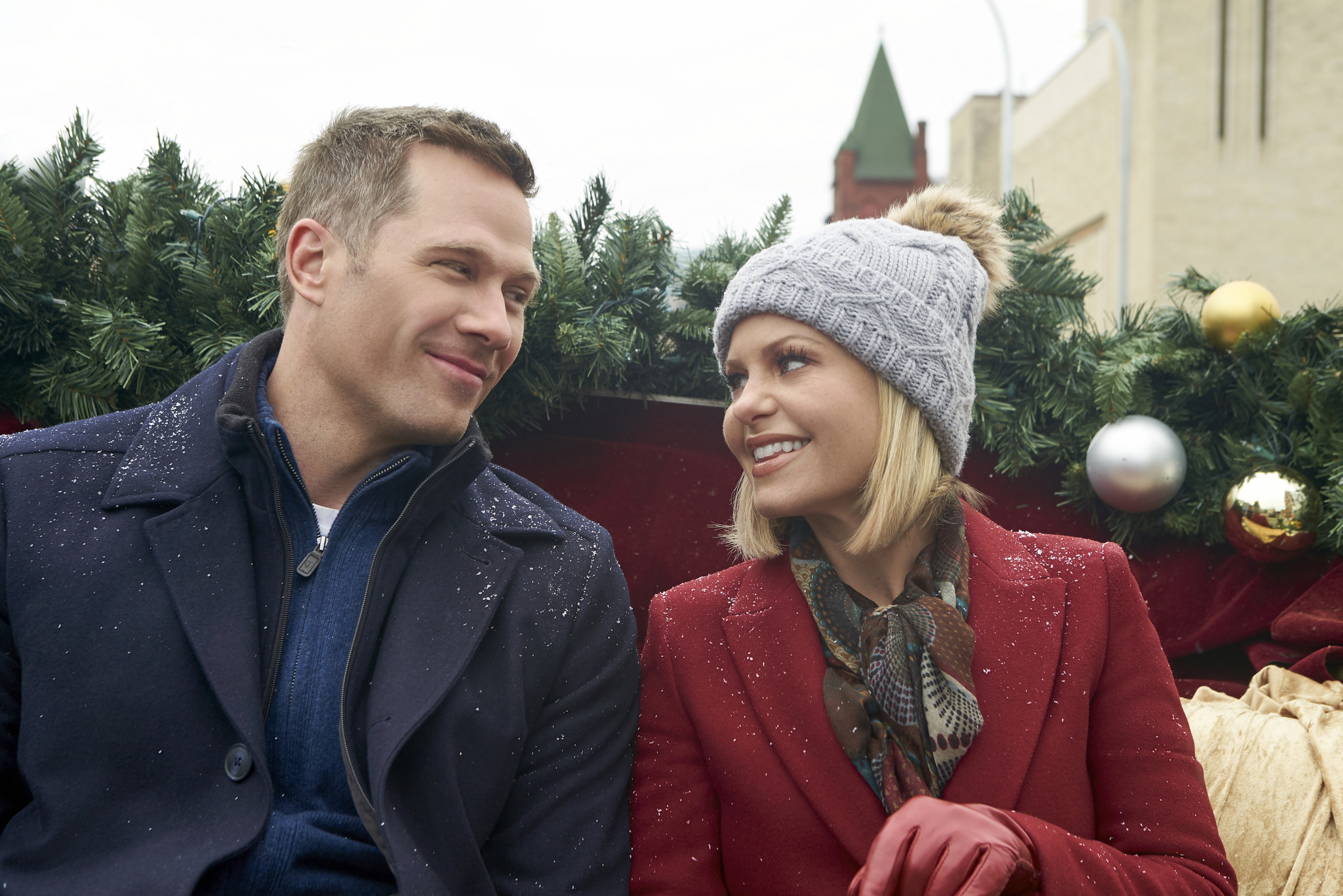 Candace Cameron Bure and Luke Macfarlane in A Shoe Addict's Christmas (2018)