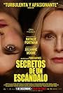 Julianne Moore and Natalie Portman in Secretos de un escándalo (2023)