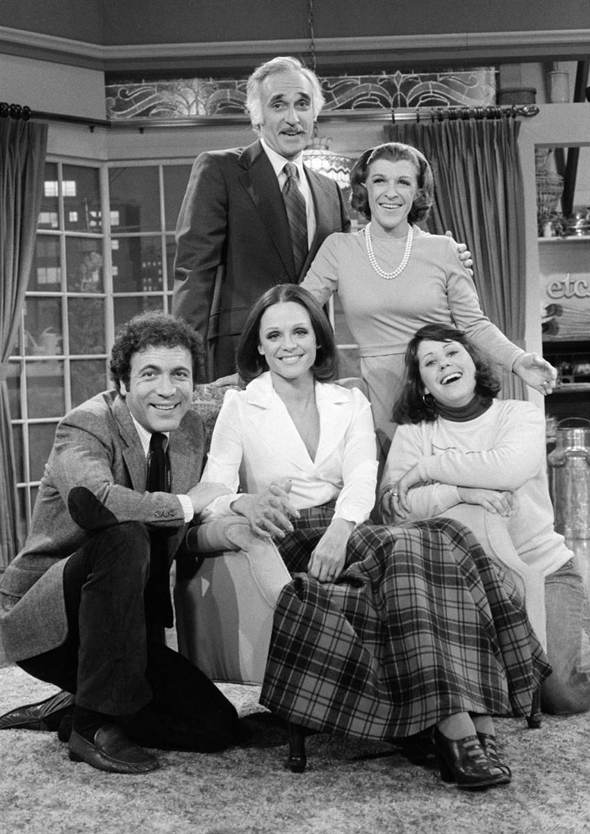 Valerie Harper, Julie Kavner, Harold Gould, David Groh, and Nancy Walker in Rhoda (1974)