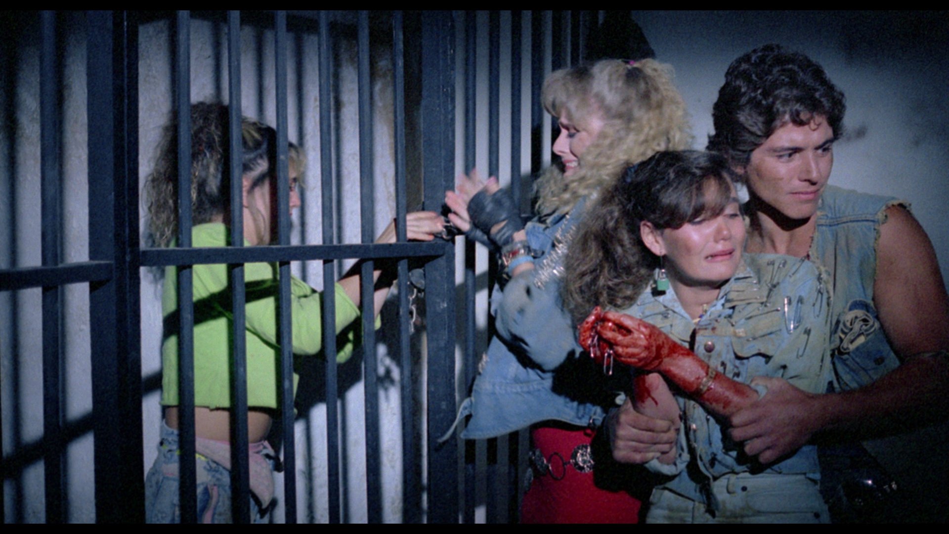 Erika Buenfil, Ernesto Laguardia, Andrea Legarreta, and María Rebeca in Ladrones de tumbas (1989)