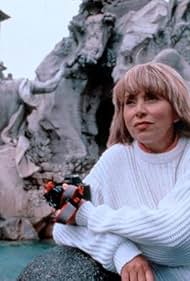 Mireille Darc in Prigioniera di una vendetta (1993)