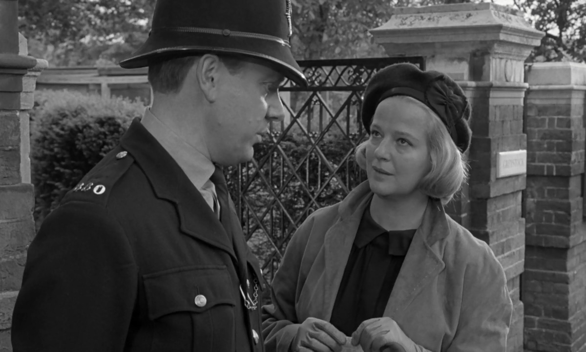 Ronald Hines and Kim Stanley in Seance on a Wet Afternoon (1964)