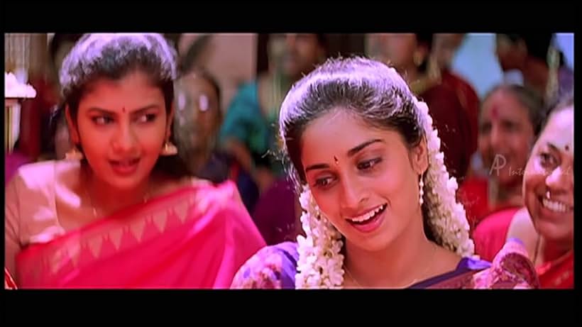 Shalini and Swarnamalya in Alai Payuthey (2000)