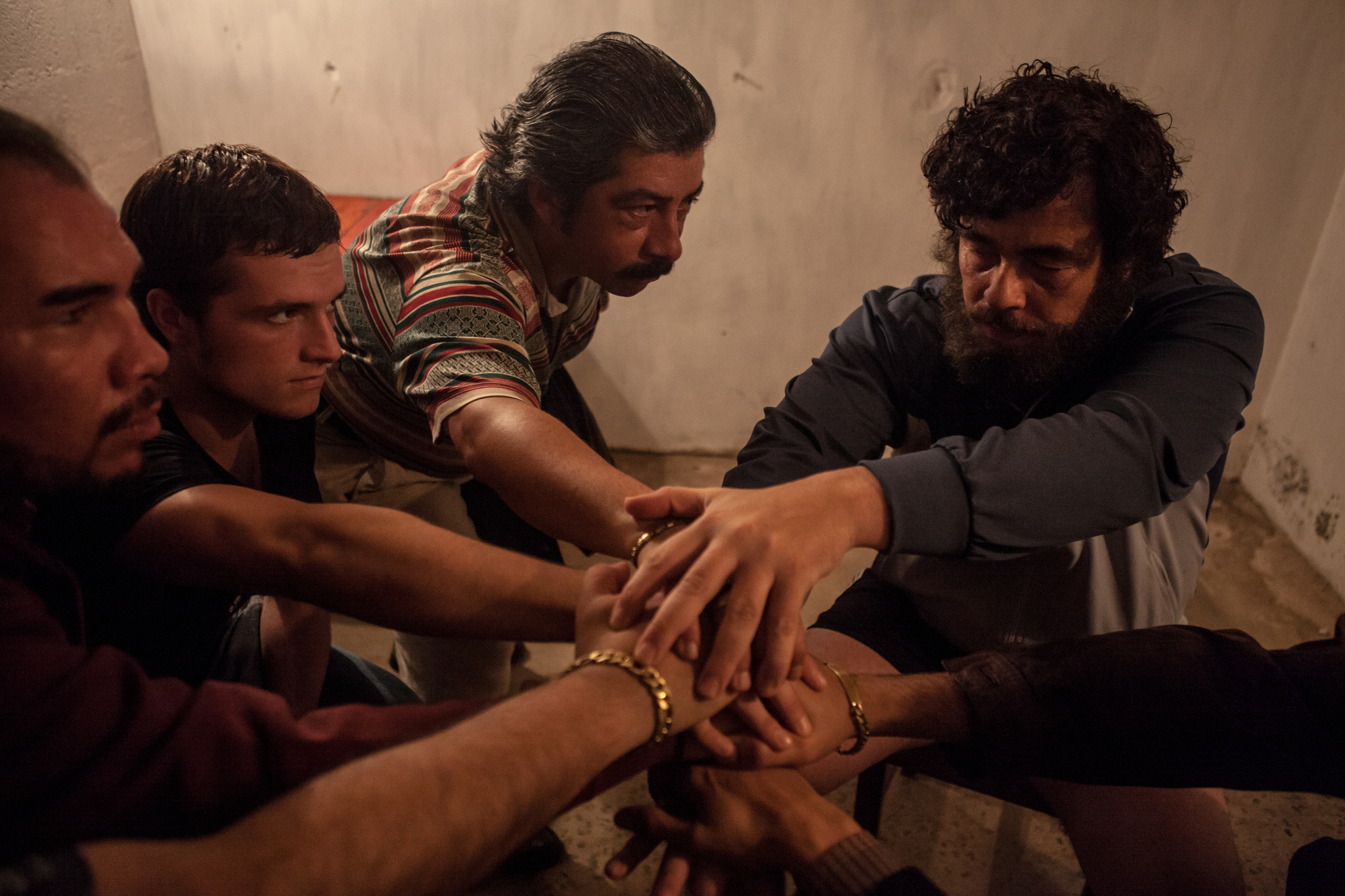 Benicio Del Toro and Josh Hutcherson in Escobar: Paradise Lost (2014)