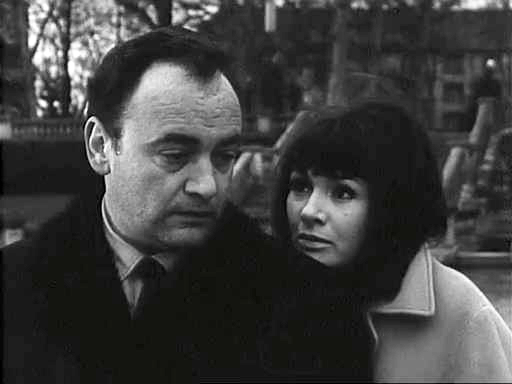 Françoise Giret and Raymond Pellegrin in Le train bleu s'arrête 13 fois (1965)