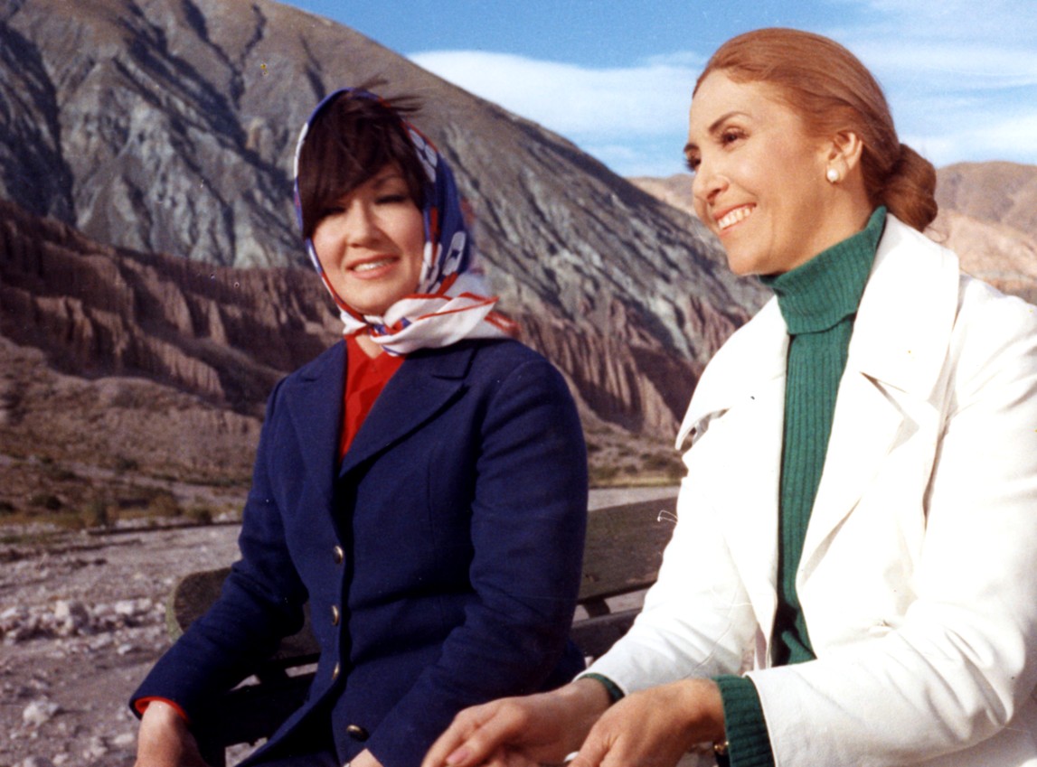 Idelma Carlo and Lolita Torres in Allá en el Norte (1973)