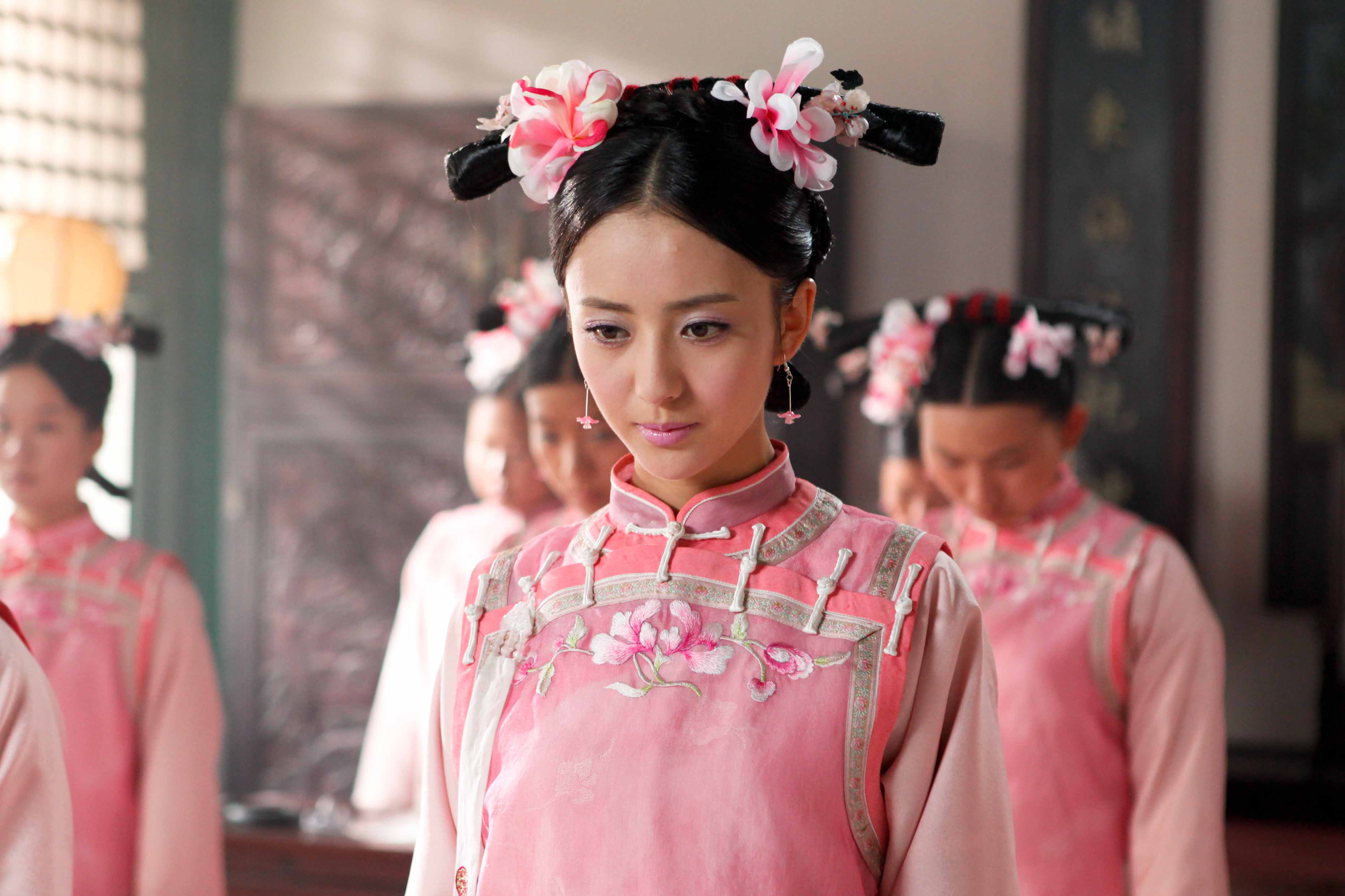 Liya Tong in Gong (2011)