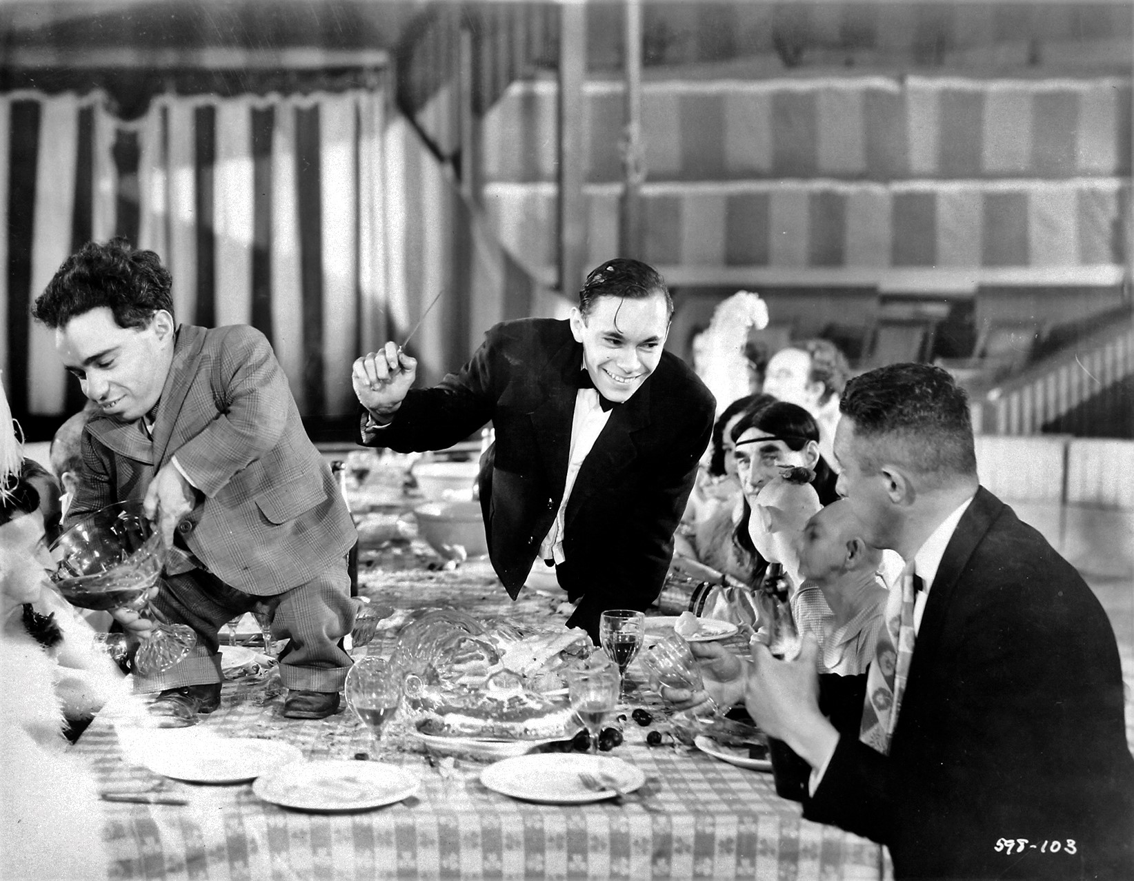 Roscoe Ates, Johnny Eck, Elizabeth Green, Angelo Rossitto, Elvira Snow, Jenny Lee Snow, and Henry Victor in Freaks (1932)