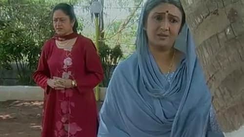 Aruna Irani and Vineeta Malik in Des Mein Niklla Hoga Chand (2001)