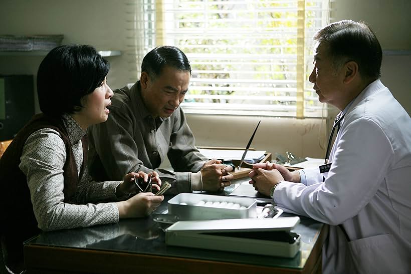 Tung Cho 'Joe' Cheung, Sandra Kwan Yue Ng, and Simon Yam in Echoes of the Rainbow (2010)