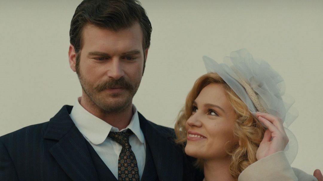 Kivanç Tatlitug and Farah Zeynep Abdullah in Kurt Seyit & Sura (2014)