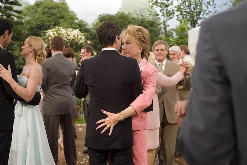 Shirley MacLaine and Mark Ruffalo in Vizi di famiglia (2005)