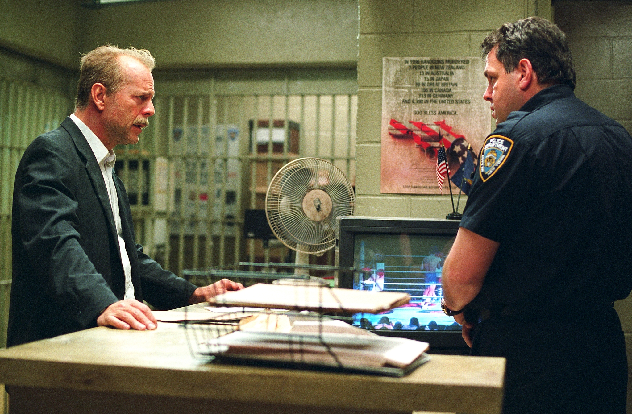 Bruce Willis and David Sparrow in 16 Blocks (2006)