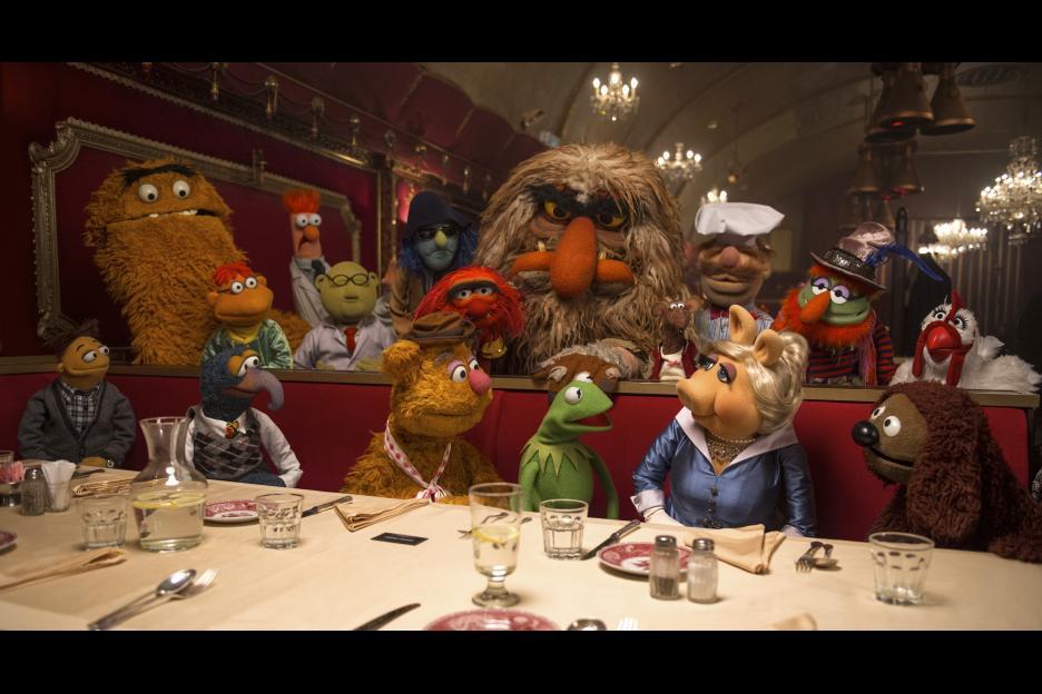 Bill Barretta, Dave Goelz, Peter Linz, David Rudman, Matt Vogel, Steve Whitmire, Rowlf, The Great Gonzo, Eric Jacobson, Walter, Sweetums, Kermit the Frog, Miss Piggy, The Muppets, and Fozzie Bear in Muppets 2: Procurados e Amados (2014)