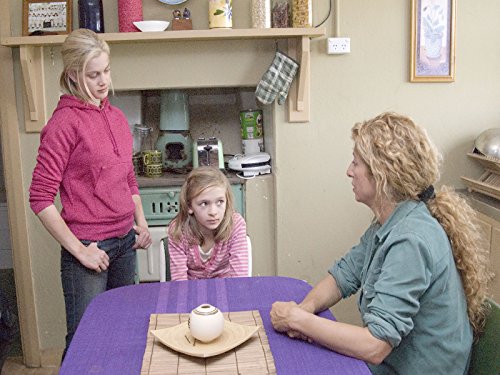 Gillian Alexy, Doris Younane, and Alex Cook in McLeod's Daughters (2001)