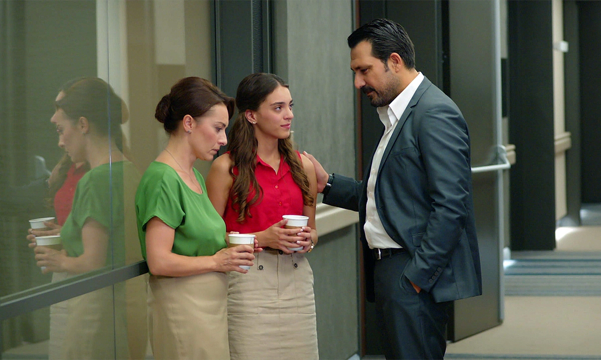 Bülent Inal, Ayça Bingöl, and Sera Kutlubey in Babam ve Ailesi (2016)