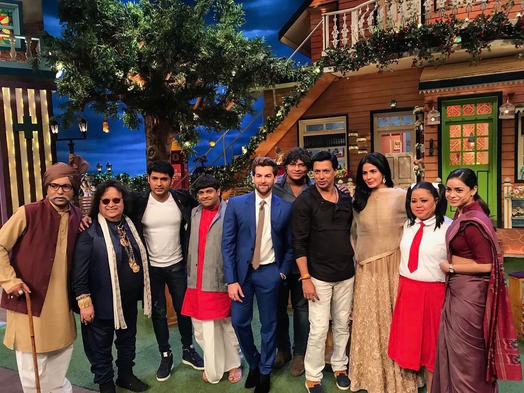 Bappi Lahiri, Madhur Bhandarkar, Neil Nitin Mukesh, Kiku Sharda, Sumona Chakravarti, Chandan Prabhakar, Kirti Kulhari, Bharti Singh, and Kapil Sharma in The Kapil Sharma Show (2016)