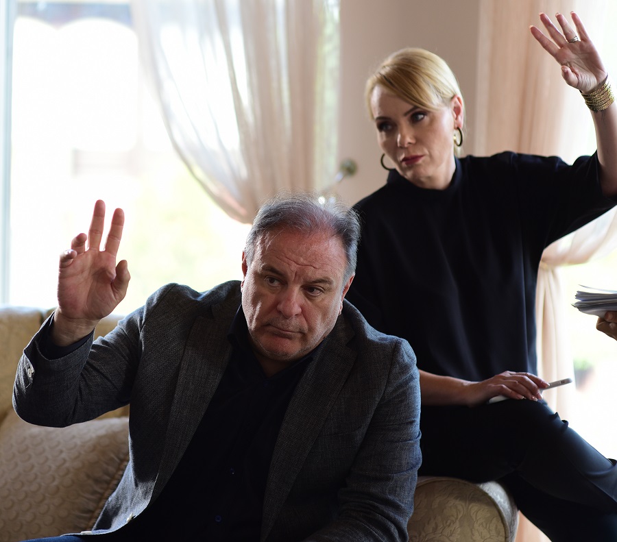 Burak Sergen and Funda Ilhan in Uzun Sürmüs Bir Gecenin Sonu (2019)