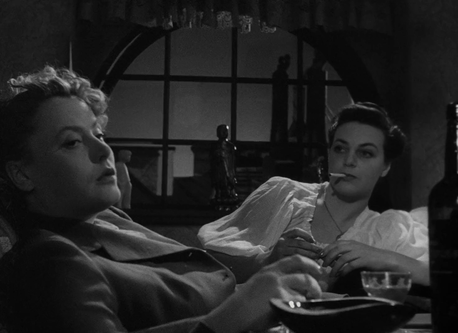 Mimi Nelson and Birgit Tengroth in Sete (1949)