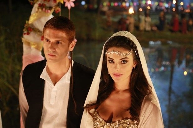 Tolgahan Sayisman and Tuvana Türkay in Bizans Oyunlari: Geym of Bizans (2016)