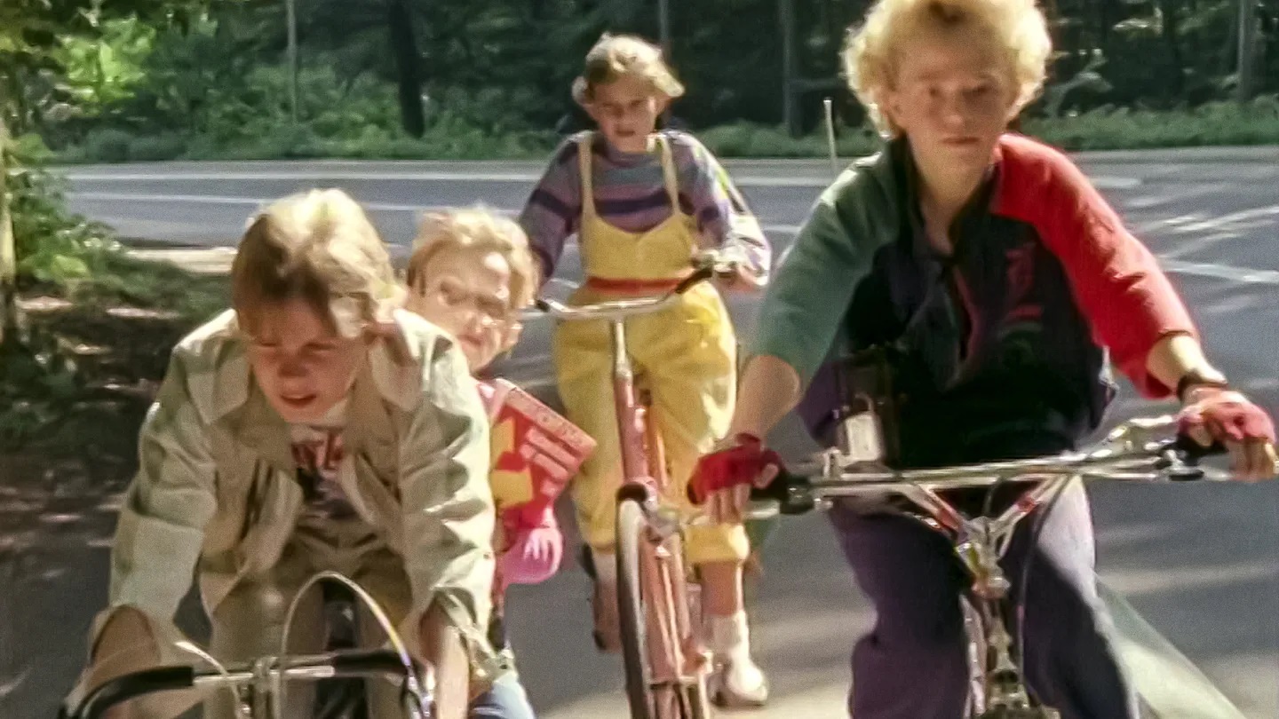 Nanna Bøndergaard, Tania Frydenberg, Ricki Rasmussen, and Ken Vedsegaard in Guldregn (1986)