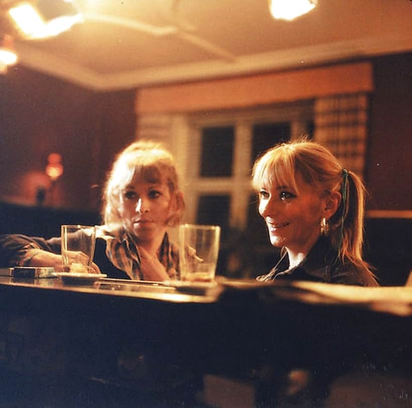 Anne Marie Helger and Helle Ryslinge in Koks i kulissen (1983)