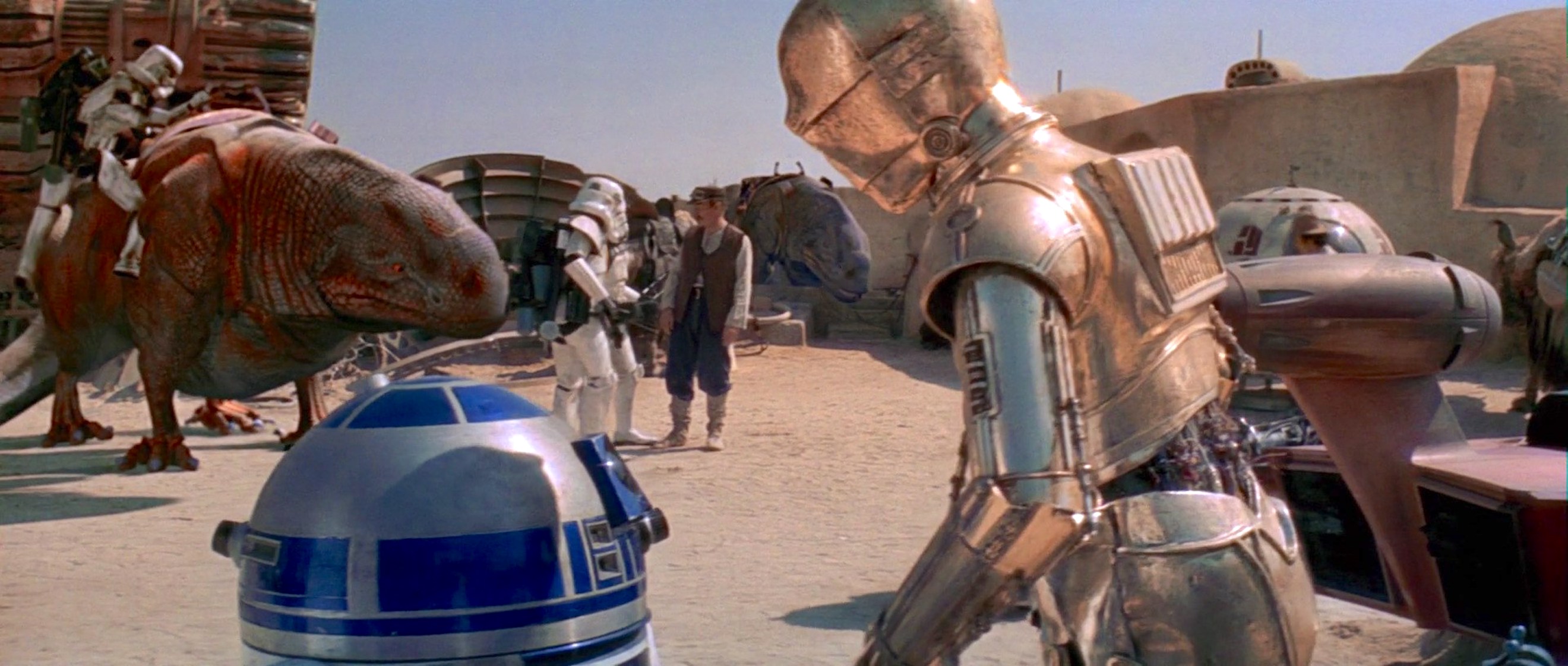 Anthony Daniels, Kenny Baker, and Peter Diamond in La guerre des étoiles (1977)