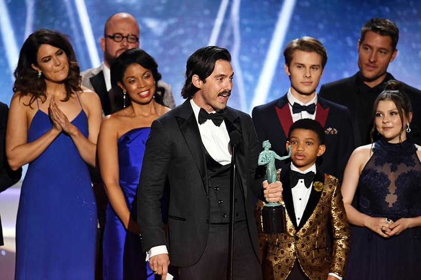 Mandy Moore, Milo Ventimiglia, Justin Hartley, Susan Kelechi Watson, Chris Sullivan, Hannah Zeile, Logan Shroyer, and Lonnie Chavis at an event for 24th Annual Screen Actors Guild Awards (2018)