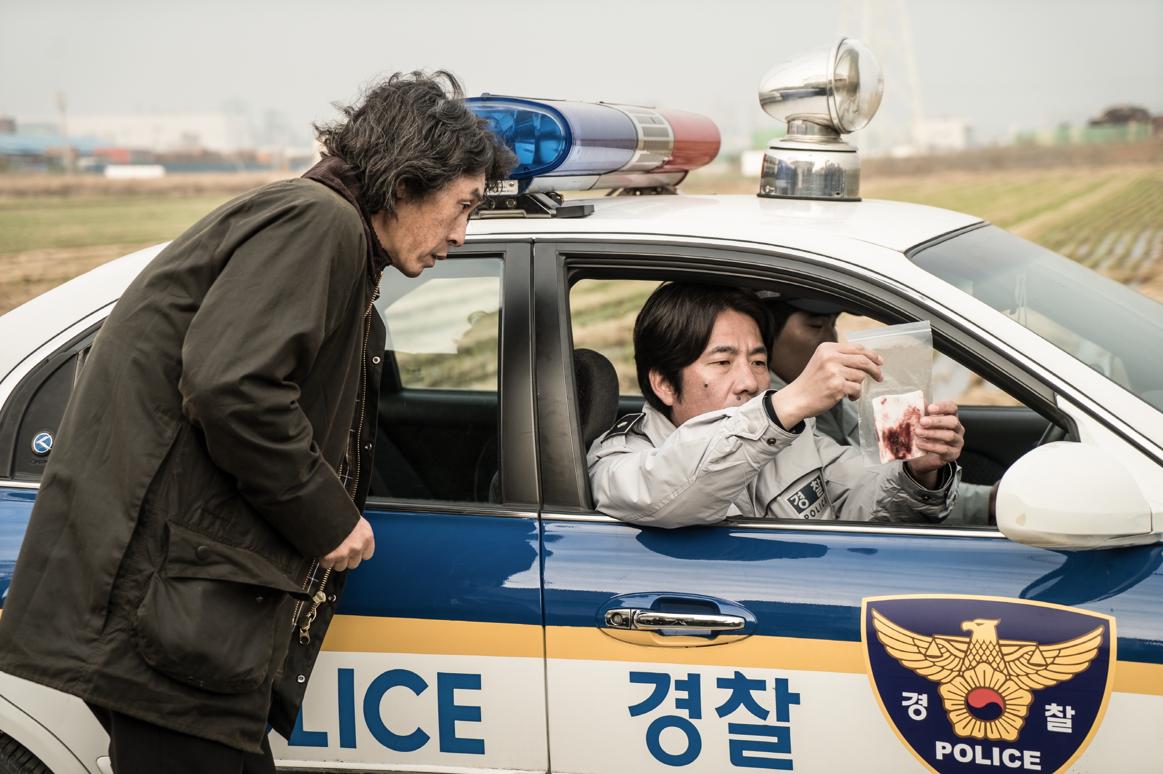 Sul Kyung-gu and Oh Dal-su in Memoir of a Murderer (2017)