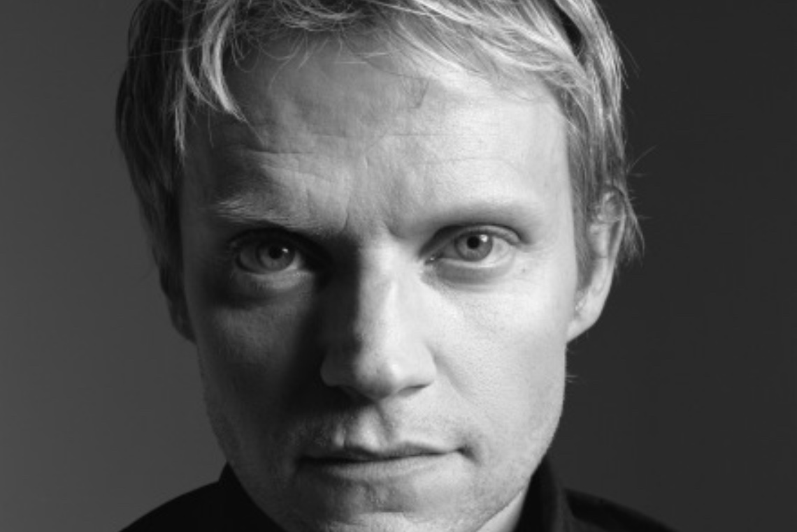 Marc Warren in Van der Valk (2020)