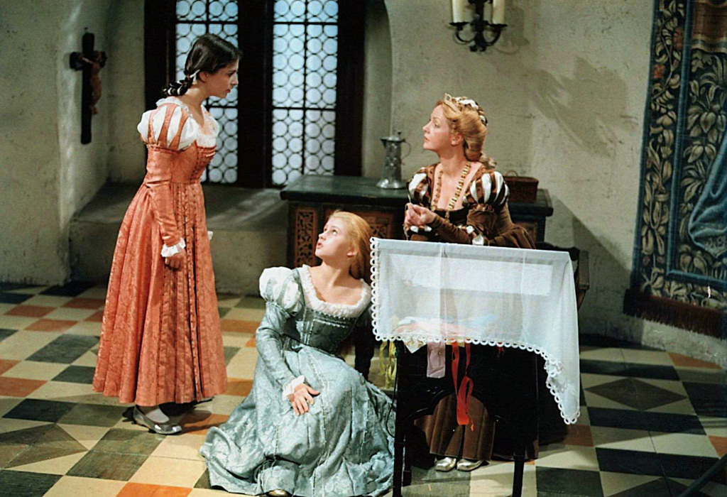 Regina Beyer, Michaela Kuklová, and Dana Morávková in Die Geschichte von der Gänseprinzessin und ihrem treuen Pferd Falada (1989)