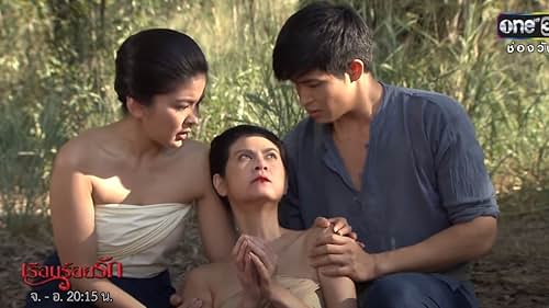 Yuttana Puangklang, Kejmanee Pichaironnarongsongkhram, and Nuengthida Sophon in House of Love (2016)