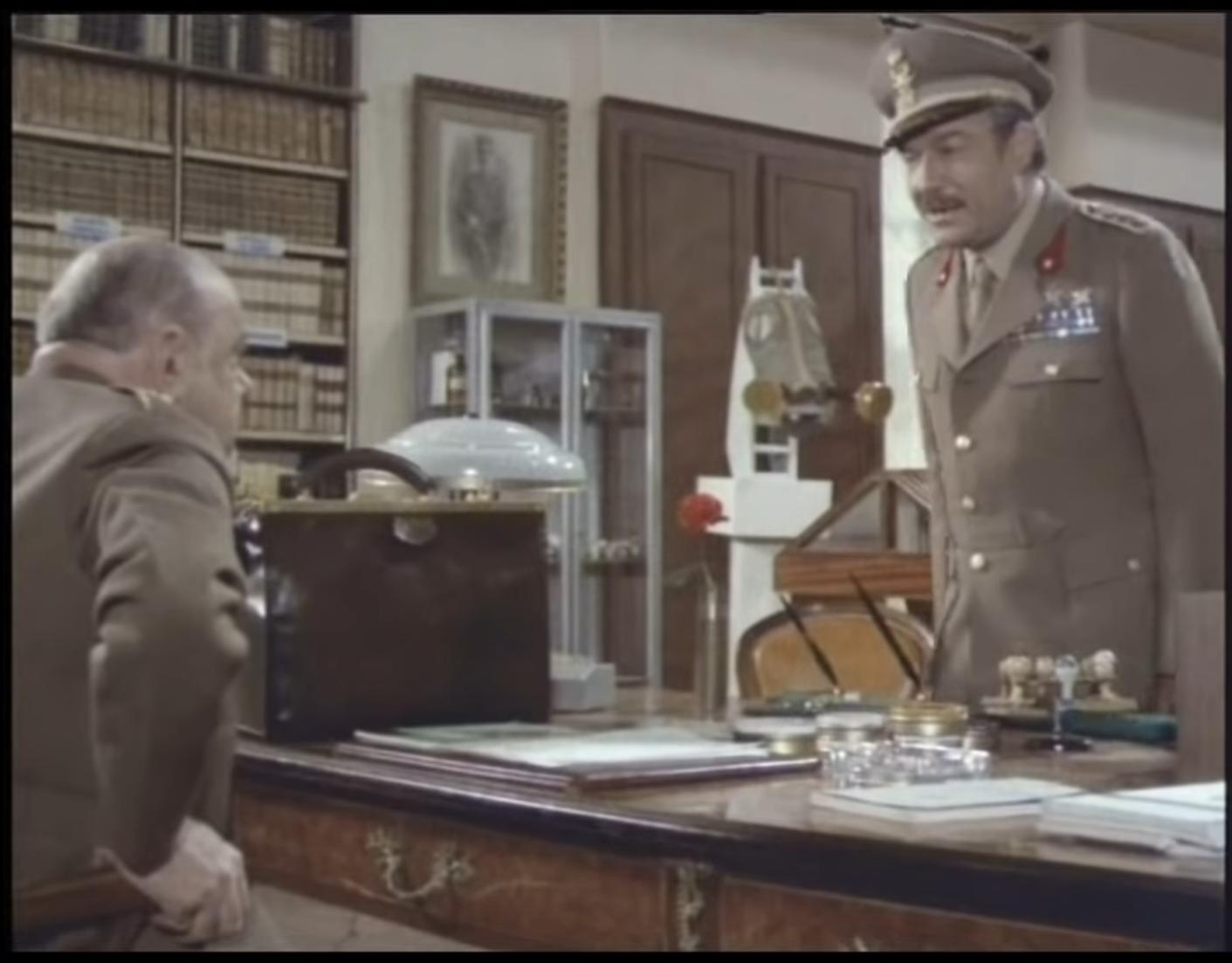 Ugo Tognazzi and Luigi Zerbinati in Il generale dorme in piedi (1972)