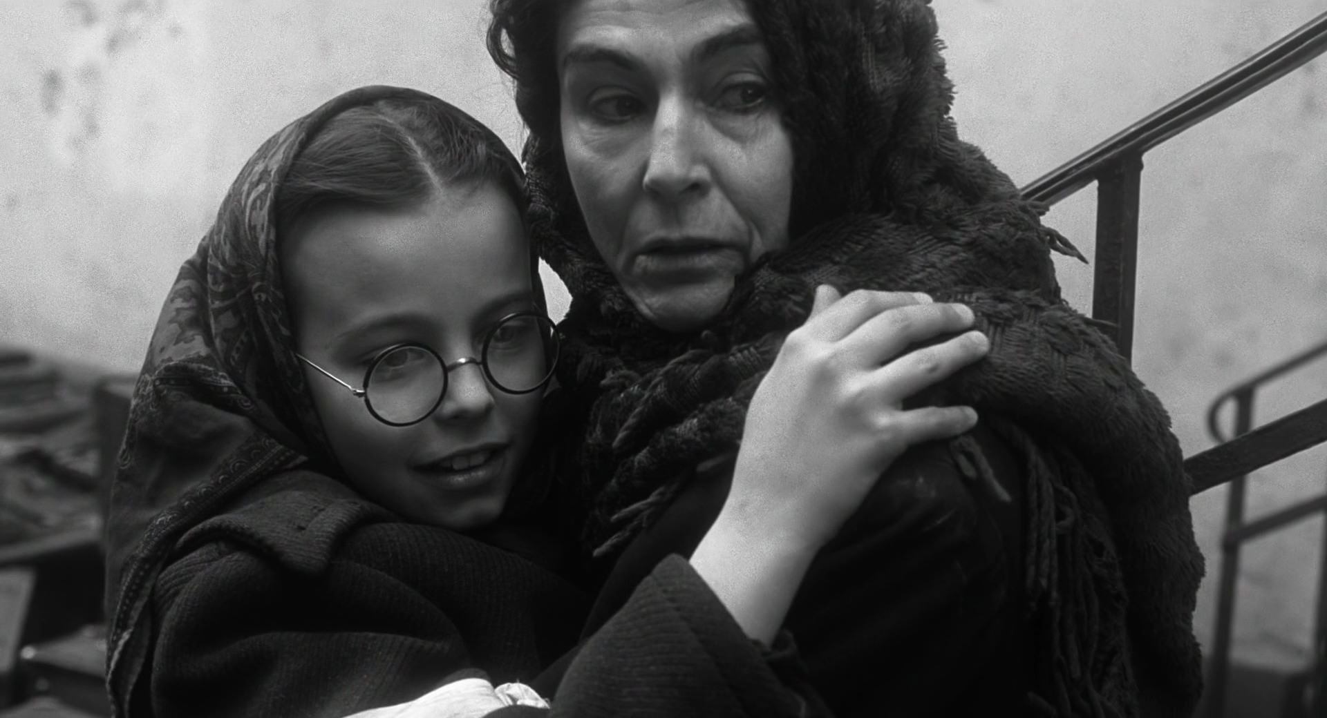 Miri Fabian and Anna Mucha in Schindler's List (1993)