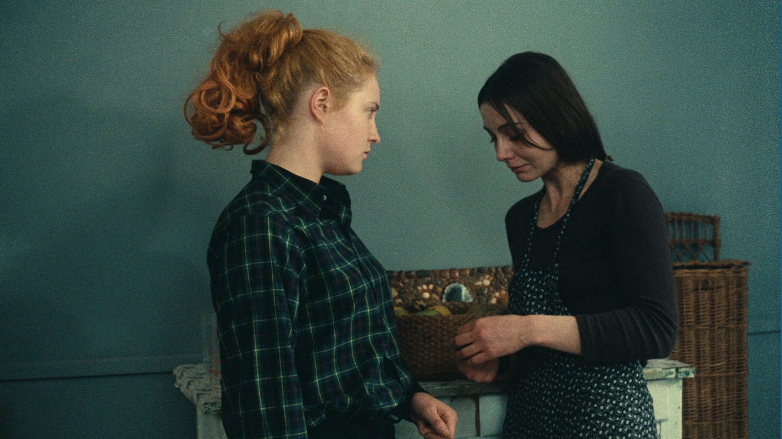 Thérèse Liotard and Valérie Mairesse in One Sings, the Other Doesn't (1977)