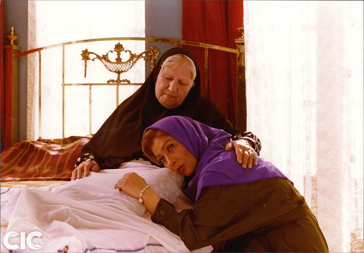 Rogheyeh Chehreh-Azad and Farimah Farjami in Mother (1990)